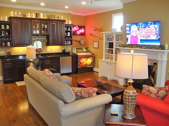 Living & Wet Bar Area