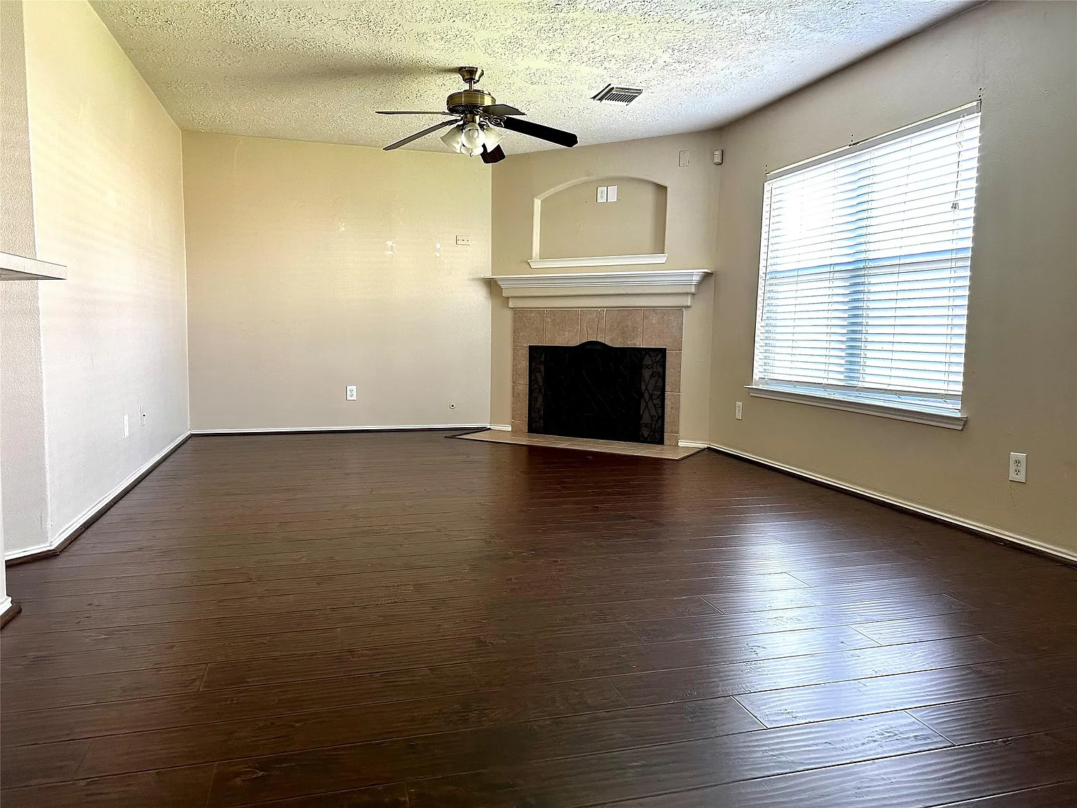 3 bed, 2.0 bath, 1822 sqft, $1,825 — Photo 4