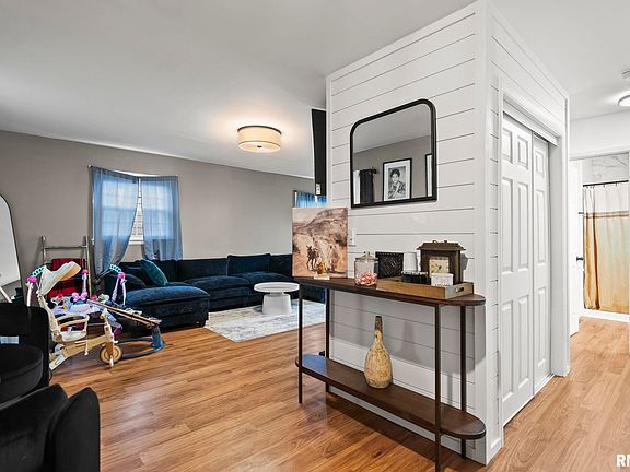 5th image of 32 Ridge Ave