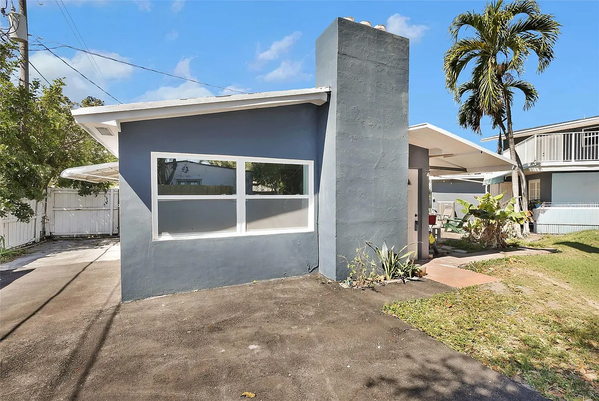 Building Photo - 249 SW 12th St #REAR