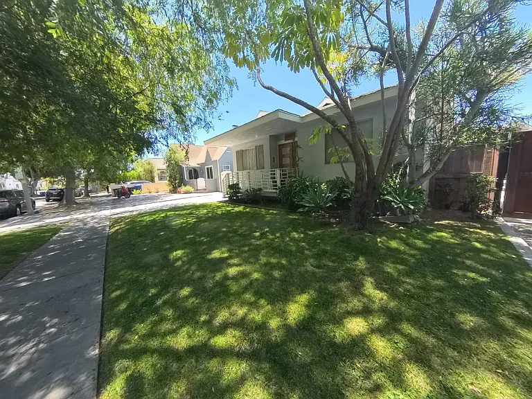 1427 Carmona Ave — Photo 2