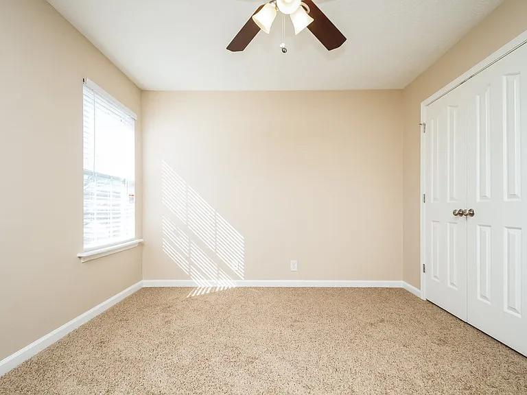 408 Glenmore Ct — Photo 10