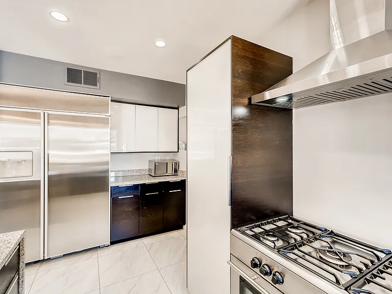 2401 E Elm St — Photo 10