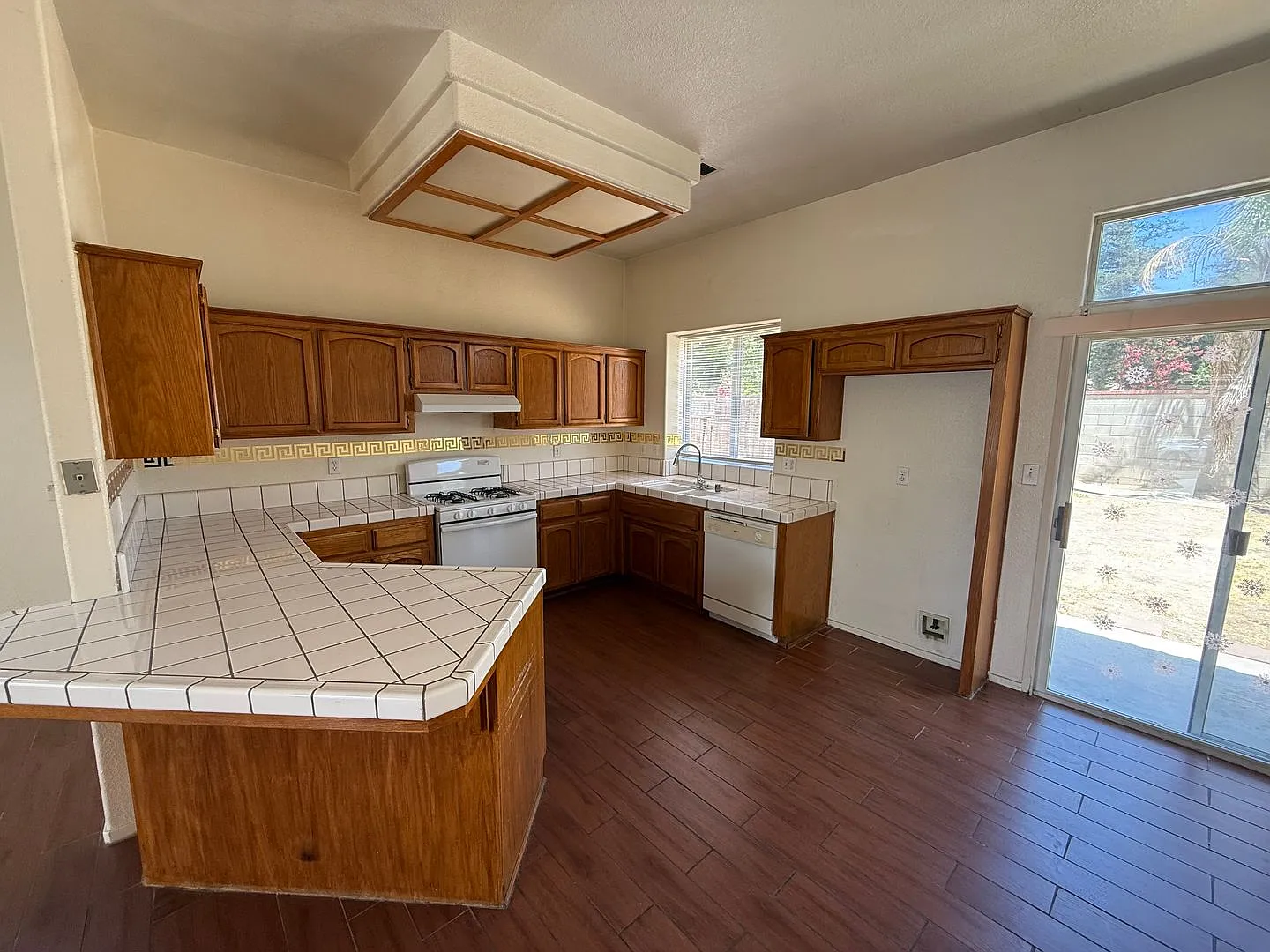 Cozy 3-Bedroom Home in Southwest Bakersfield — Photo 4