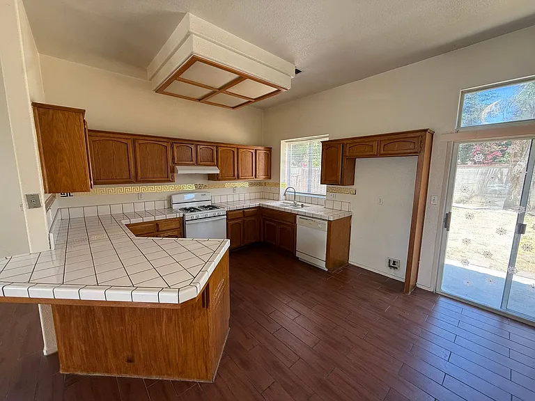 10612 Tivoli Ct — Photo 4