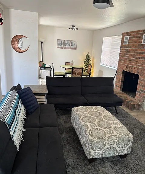 215 E Elm St — Photo 4