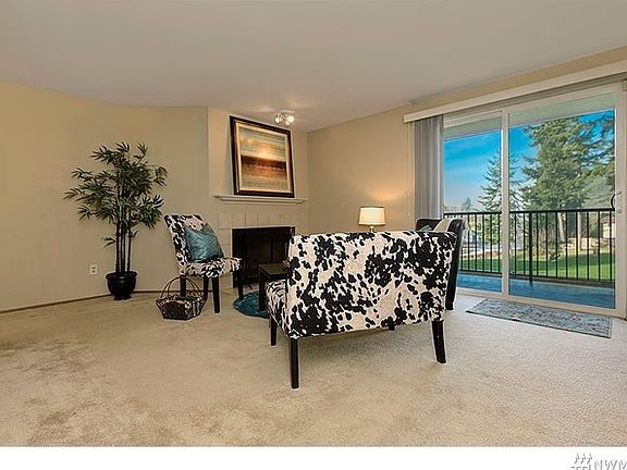 3rd image of 4356 W Lake Sammamish Pkwy SE #202