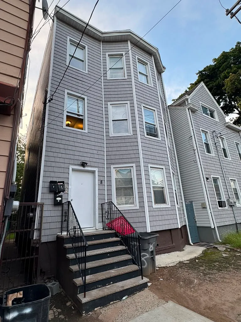 2 bed, $1,672 — Photo 1