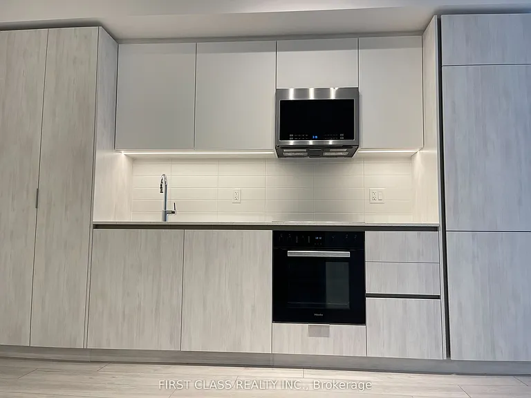 400 King St W #520 — Photo 6