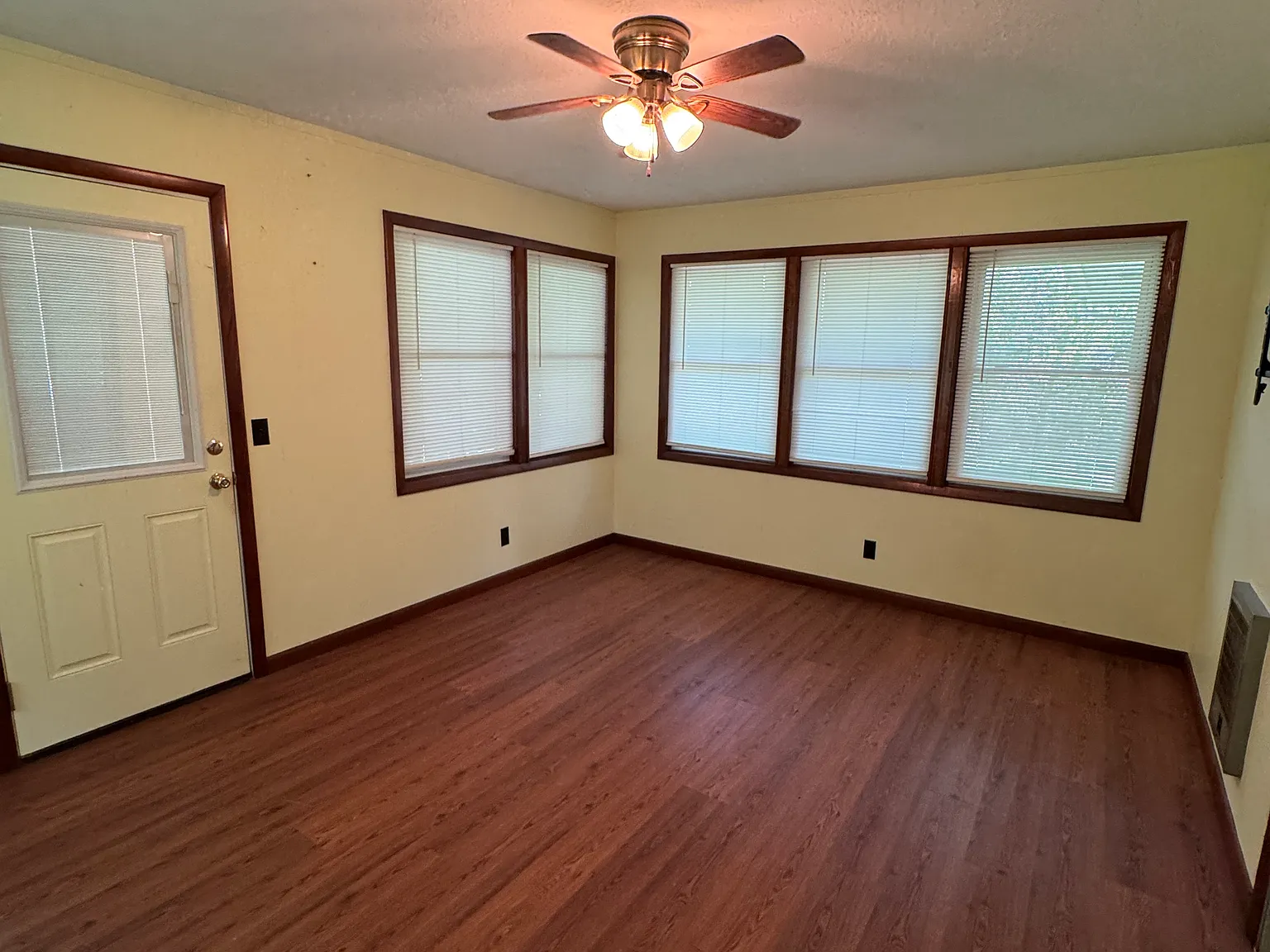 2 bed, 1.5 bath, 1077 sqft, $1,400 — Photo 2