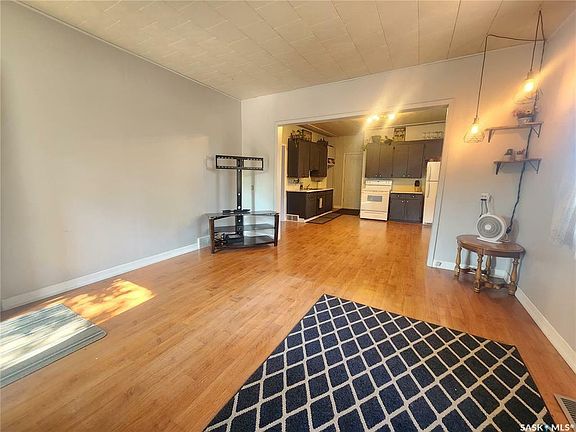 4th image of 729 Healy Ave
