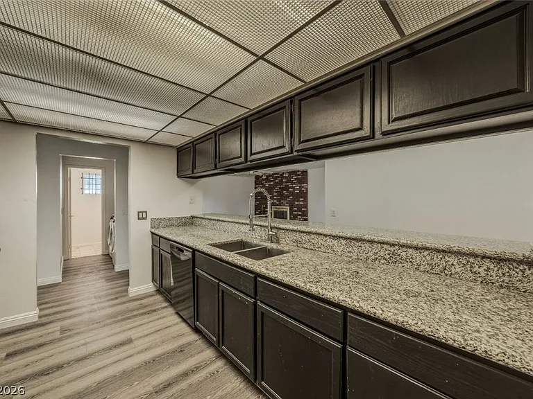 6760 W Oakey Blvd — Photo 14