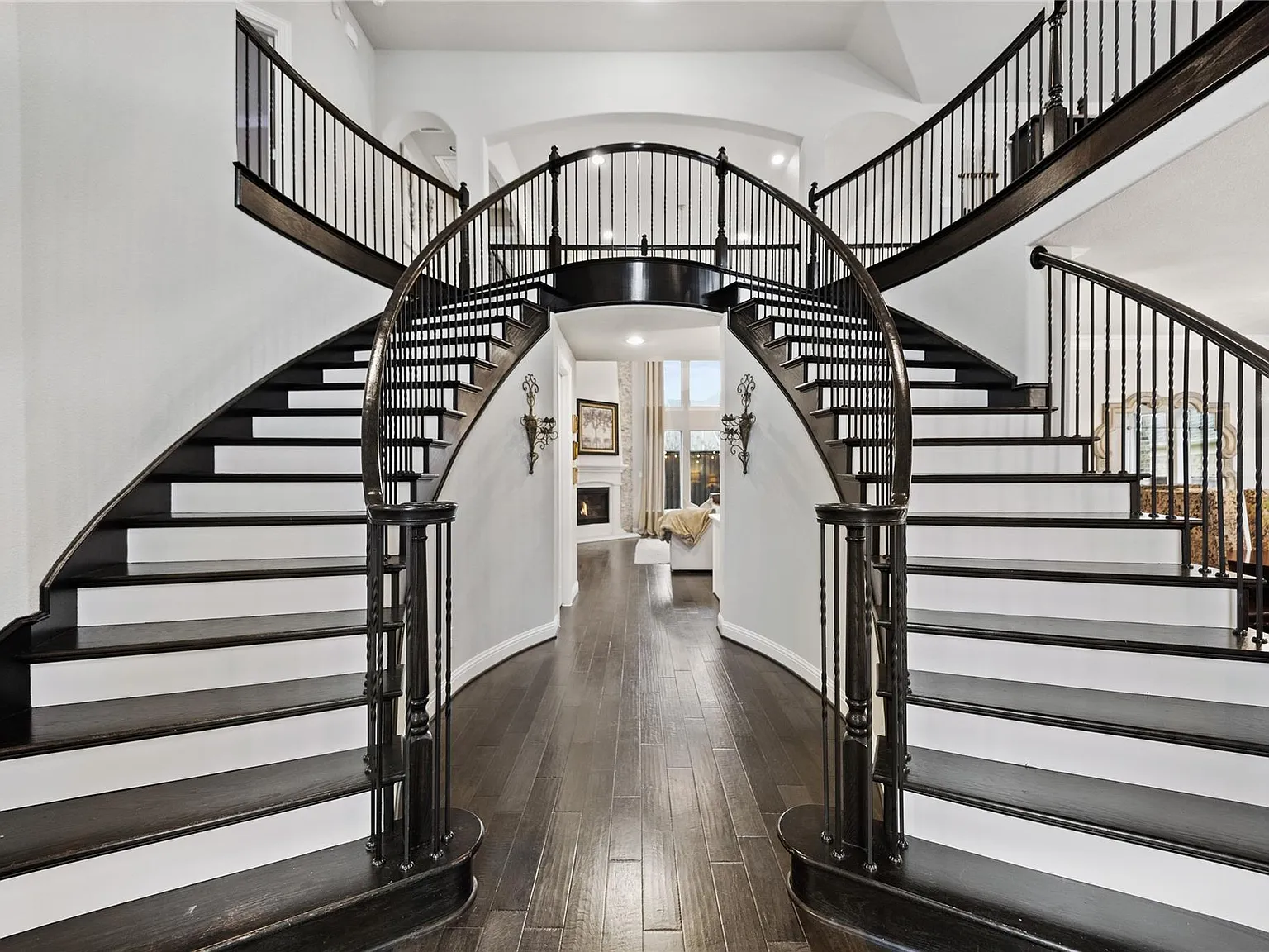5 bed, 4390 sqft, $6,000 — Photo 3