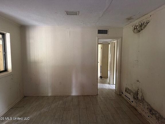 3rd image of 1604 Woody Dr