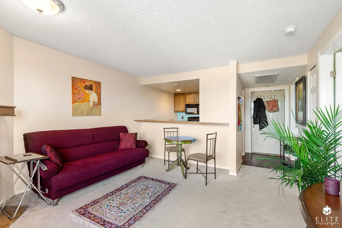 Building Photo - 9645 Independence Dr #302