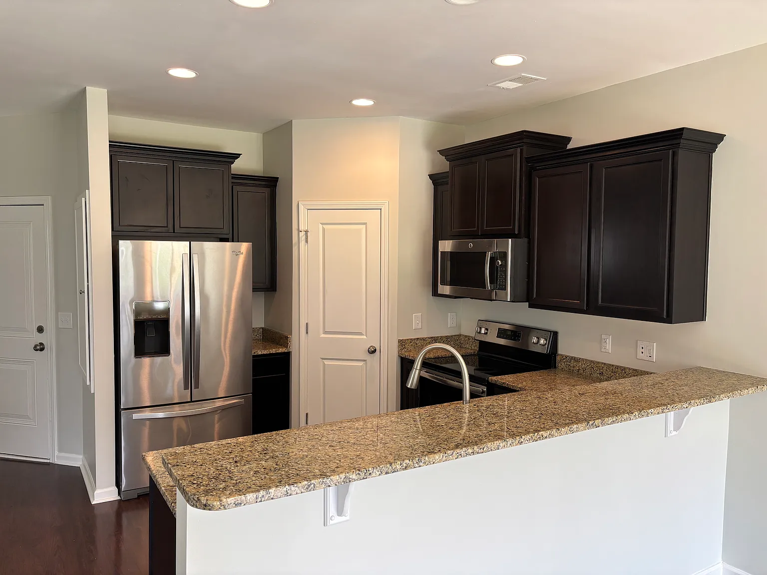 4 bed, 2.5 bath, 1948 sqft, $2,250 — Photo 4