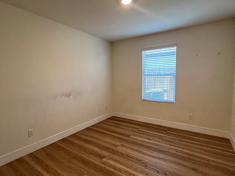 6004 Esmerelda Ave — Photo 10
