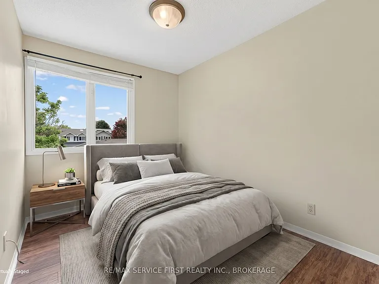 877 Muirfield Cres — Photo 23