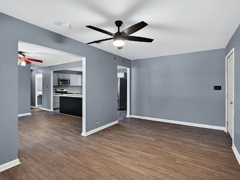 1621 Cloverdale Dr — Photo 10