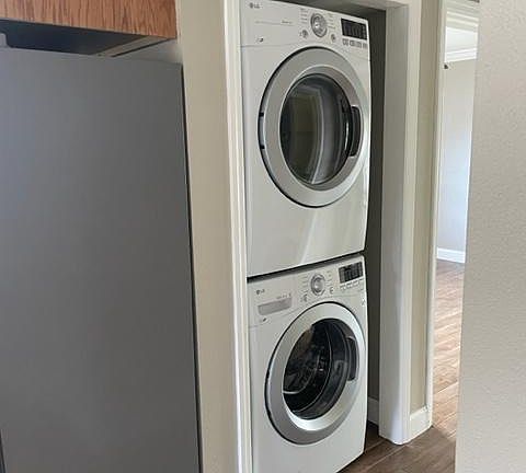 5th image of 4065 Edgewater Dr APT A
