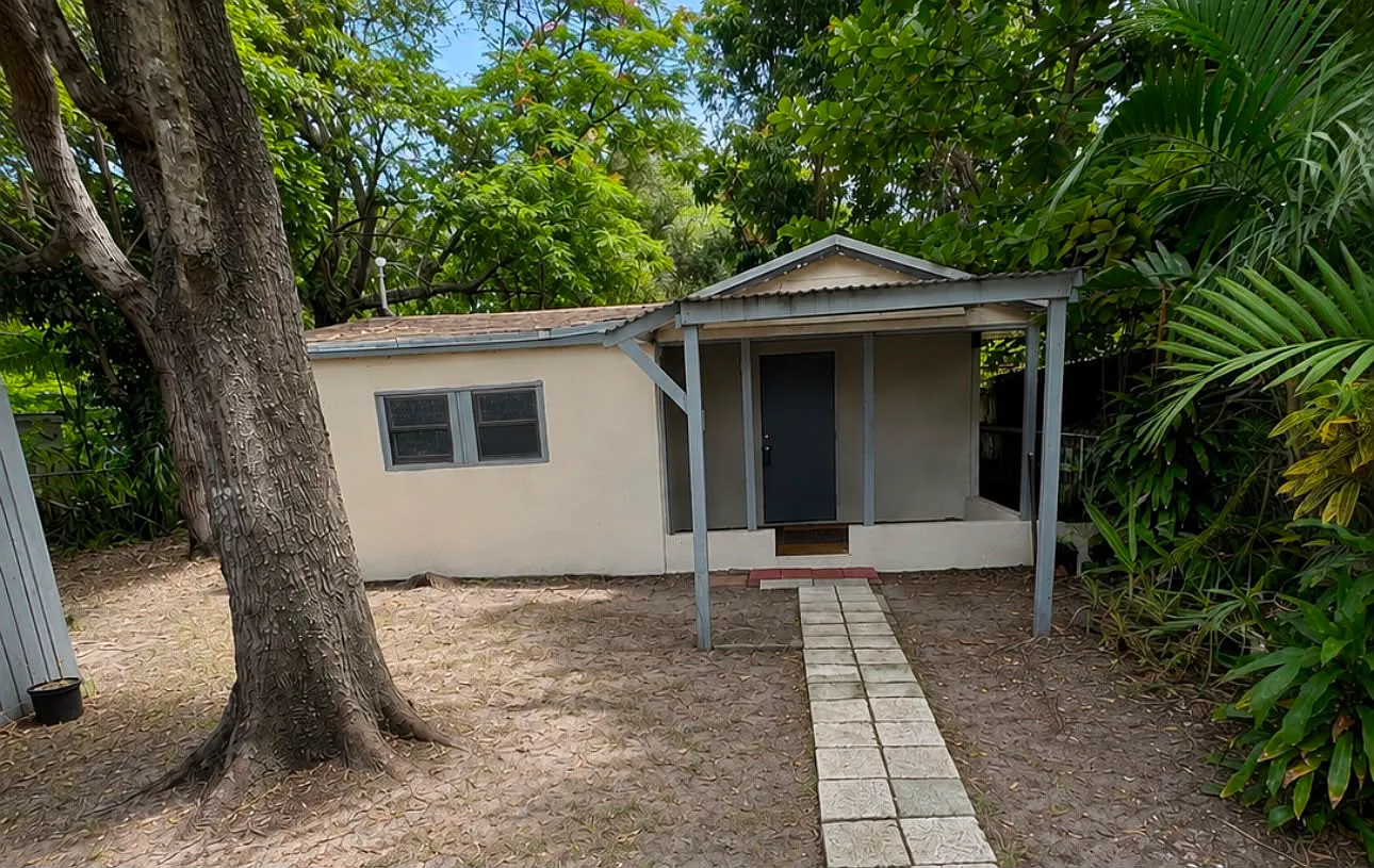 210 SW 7 ST Back House - 210 — Photo 2