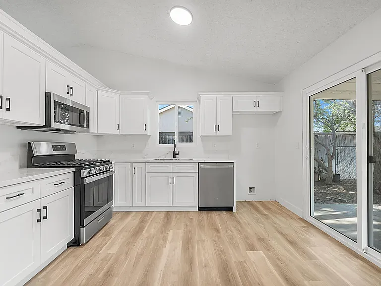 3817 Fernwood St — Photo 10