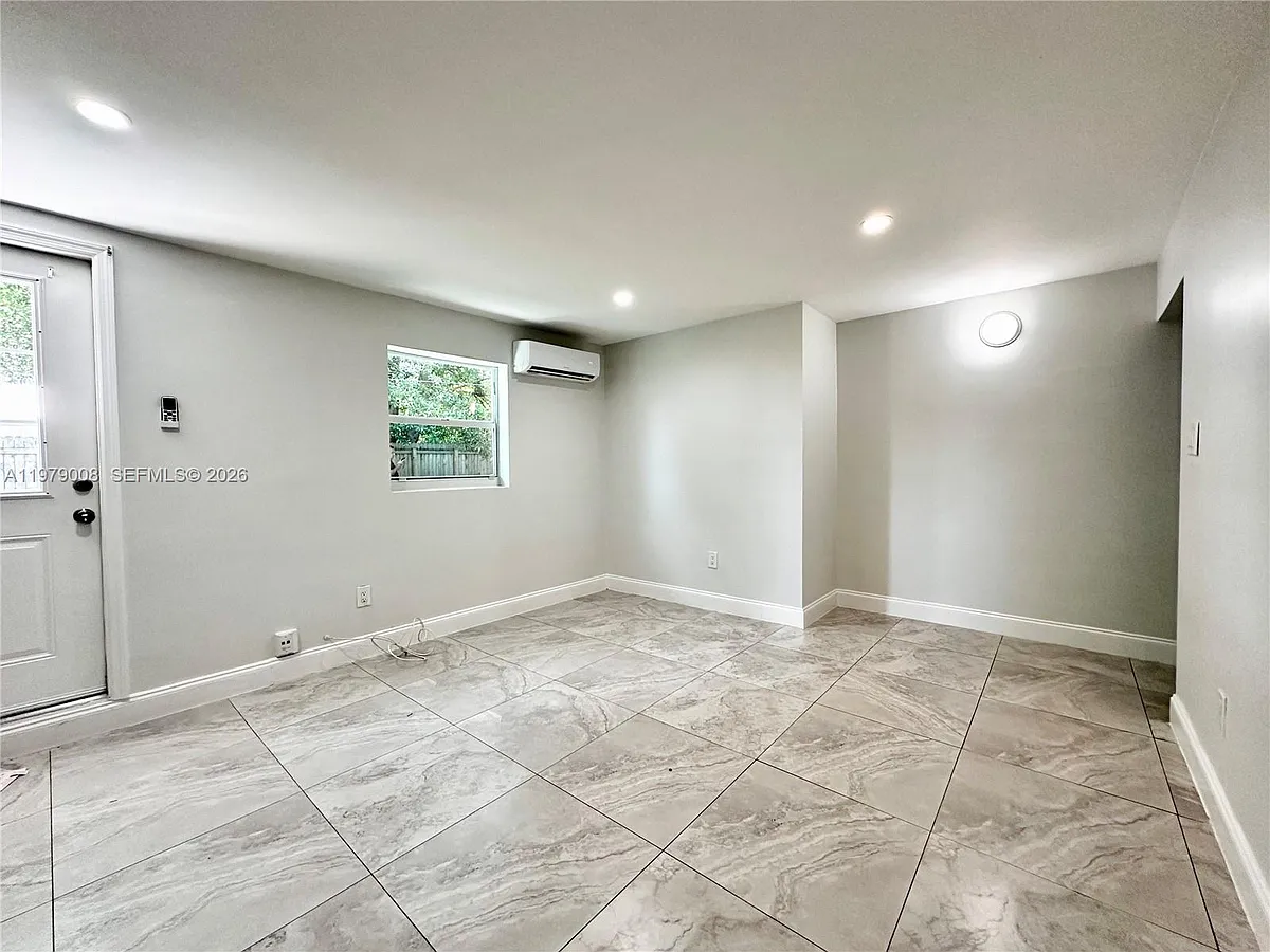Building Photo - 1279 NE 40th Pl #3