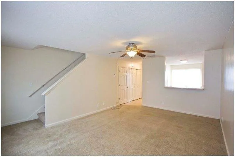 Building Photo - 299-E4 Raleigh Dr #E4