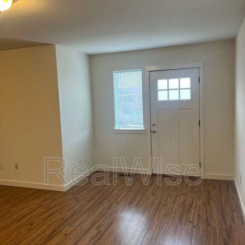 3 bed, 2.5 bath, 1528 sqft, $1,850 — Photo 3