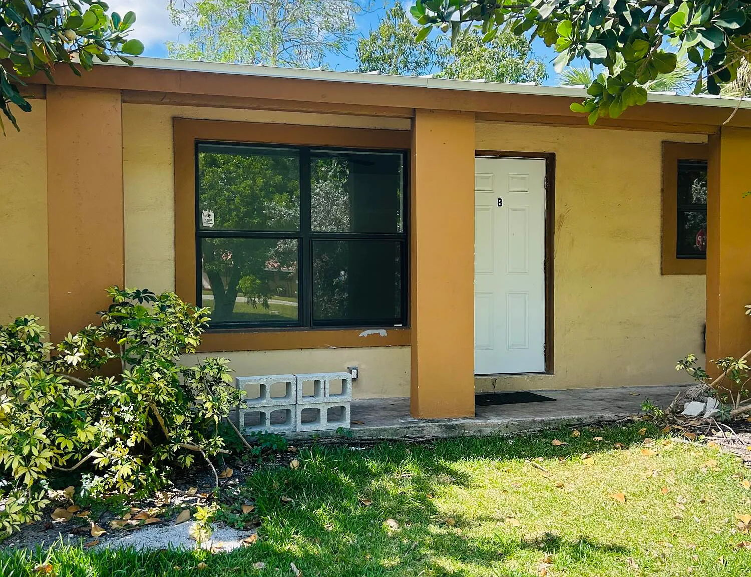 3 bed, 2.0 bath, 2368 sqft, $2,100 — Photo 1