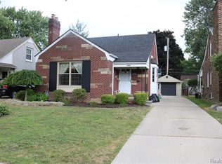1946 Stanhope St, Grosse Pointe Woods, MI 48236