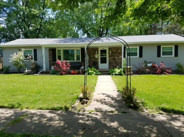 606 W 3rd St, Delavan, IL 61734