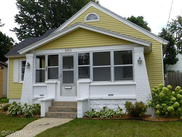 1st image of 890 Hollywood St NE