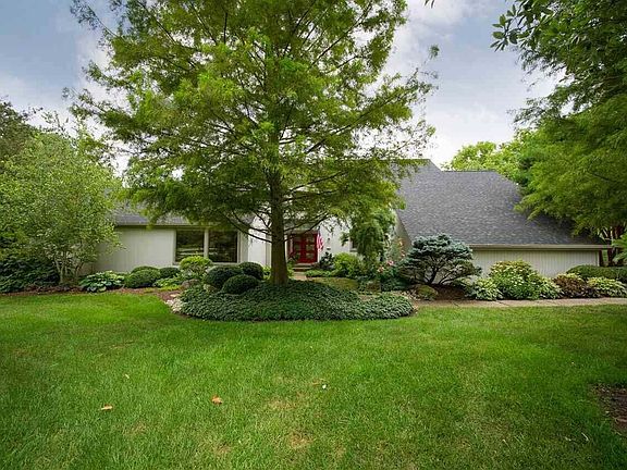 3rd image of 901 Squire Hill Ct
