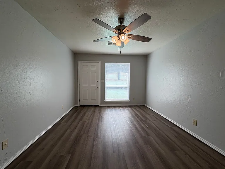 205 S Meadow Ln — Photo 5