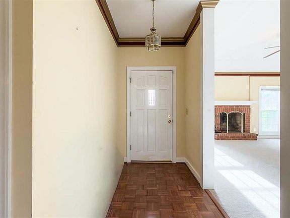 5th image of 708 Yorkshire Ct
