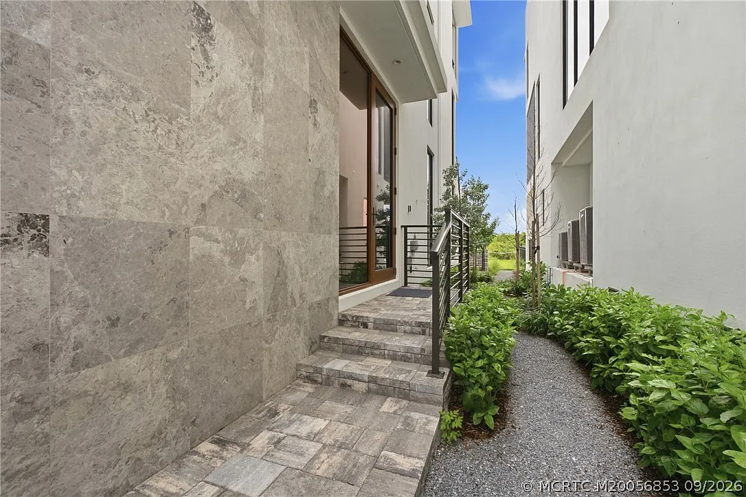 4 bed, 6.0 bath, 3911 sqft, $15,000 — Photo 3