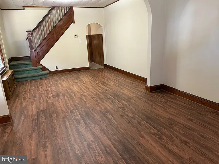 1049 Genesee St — Photo 7