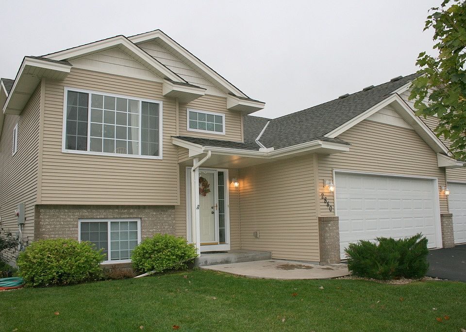 Beautiful twinhome with 3 sides of windows!! Feels like a si