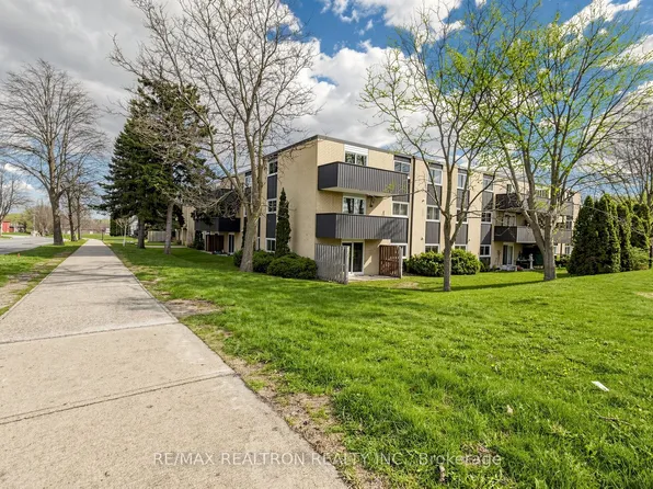 75 Hazelglen Dr #208, Kitchener, ON N2M 2E2