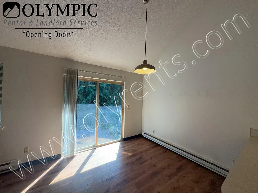 3bed/1.75bath townhome w/ Carport, 1223 sqft - Water/Garbage included — Photo 3