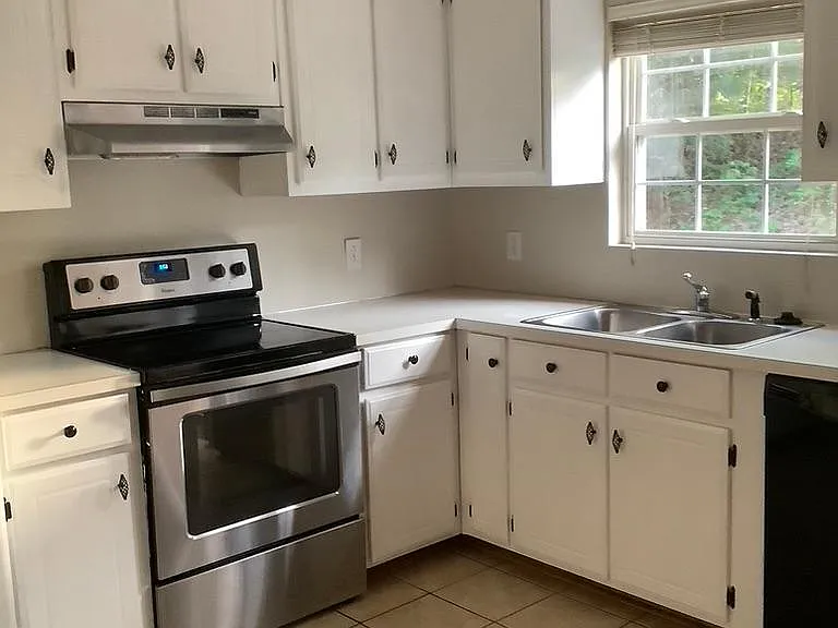 102 Brandywine Dr NE — Photo 2