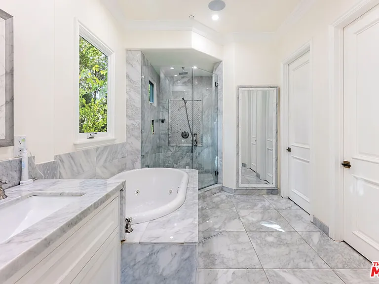 391 S Saltair Ave — Photo 36