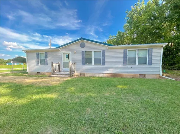 122 Fairway Dr, Mound City, KS 66056