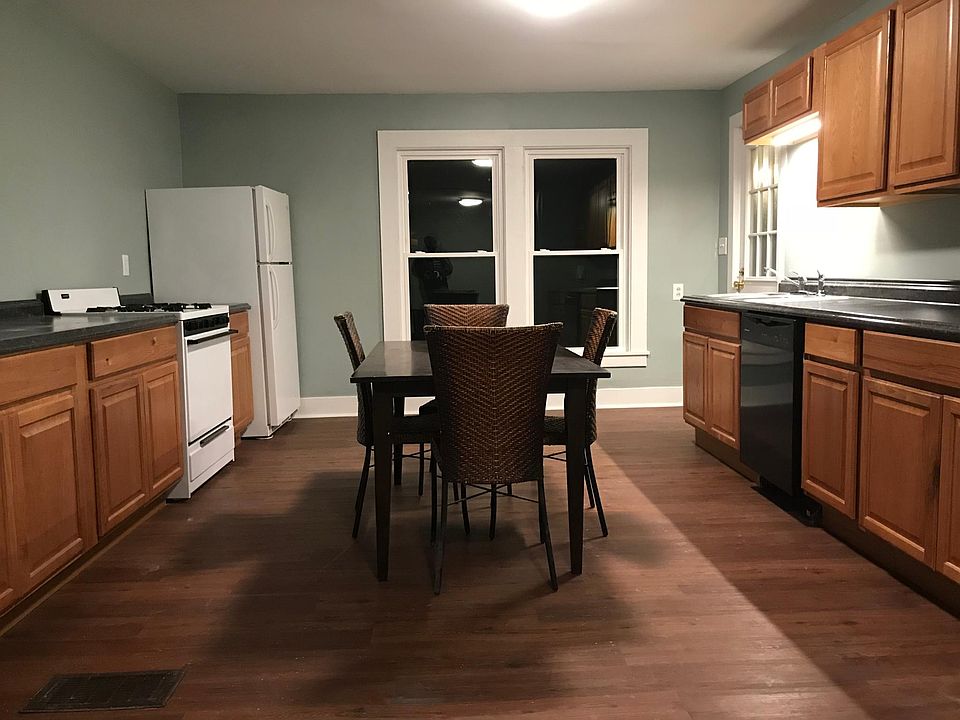 Kitchen - looking from livingroom
