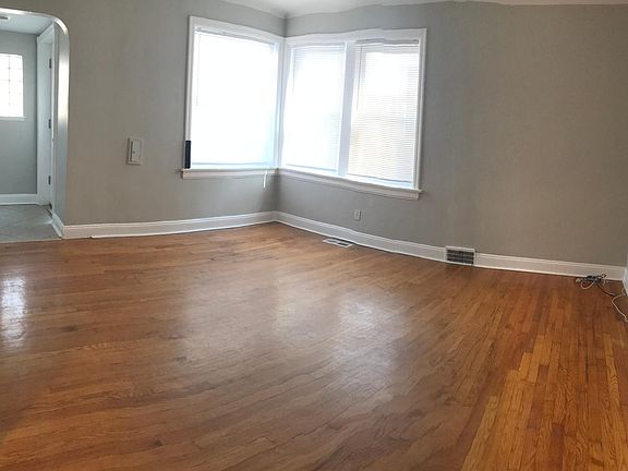 Livingroom and entry panorama. (grey) Corner windows.