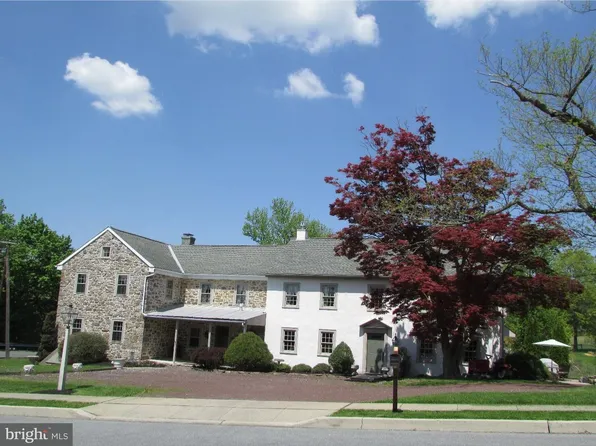 4 Cricket Slope Dr, Oley, PA 19547
