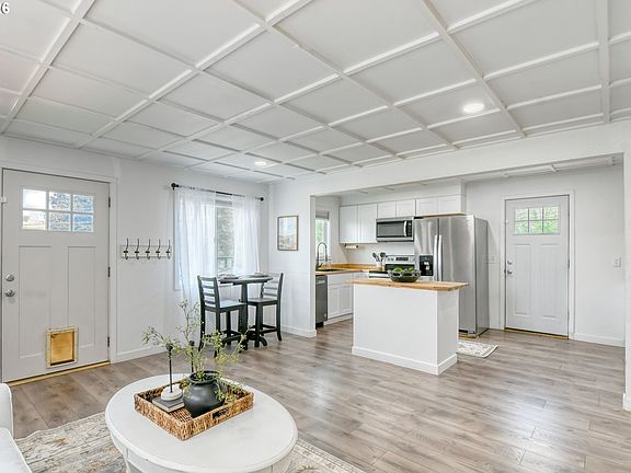 3rd image of 609 SE 8th St