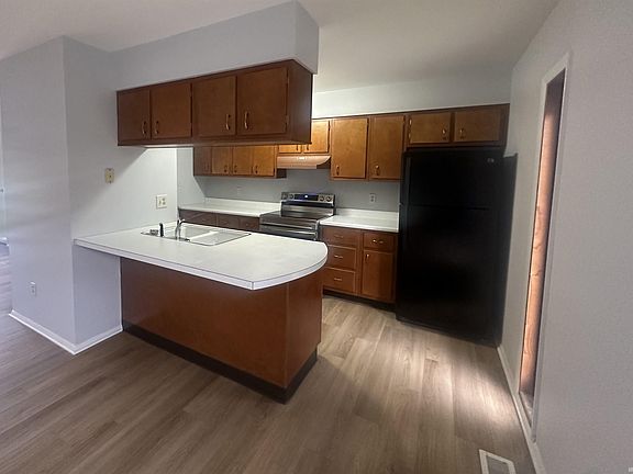 4th image of 899 S Western Dr