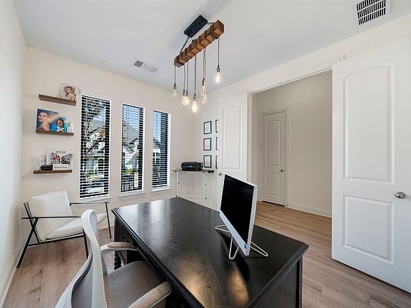 5th image of 8109 Meadow Valley Dr